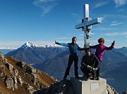 51 Alla croce di vetta del Monte Grona (1736 m) con vista verso il Legnone